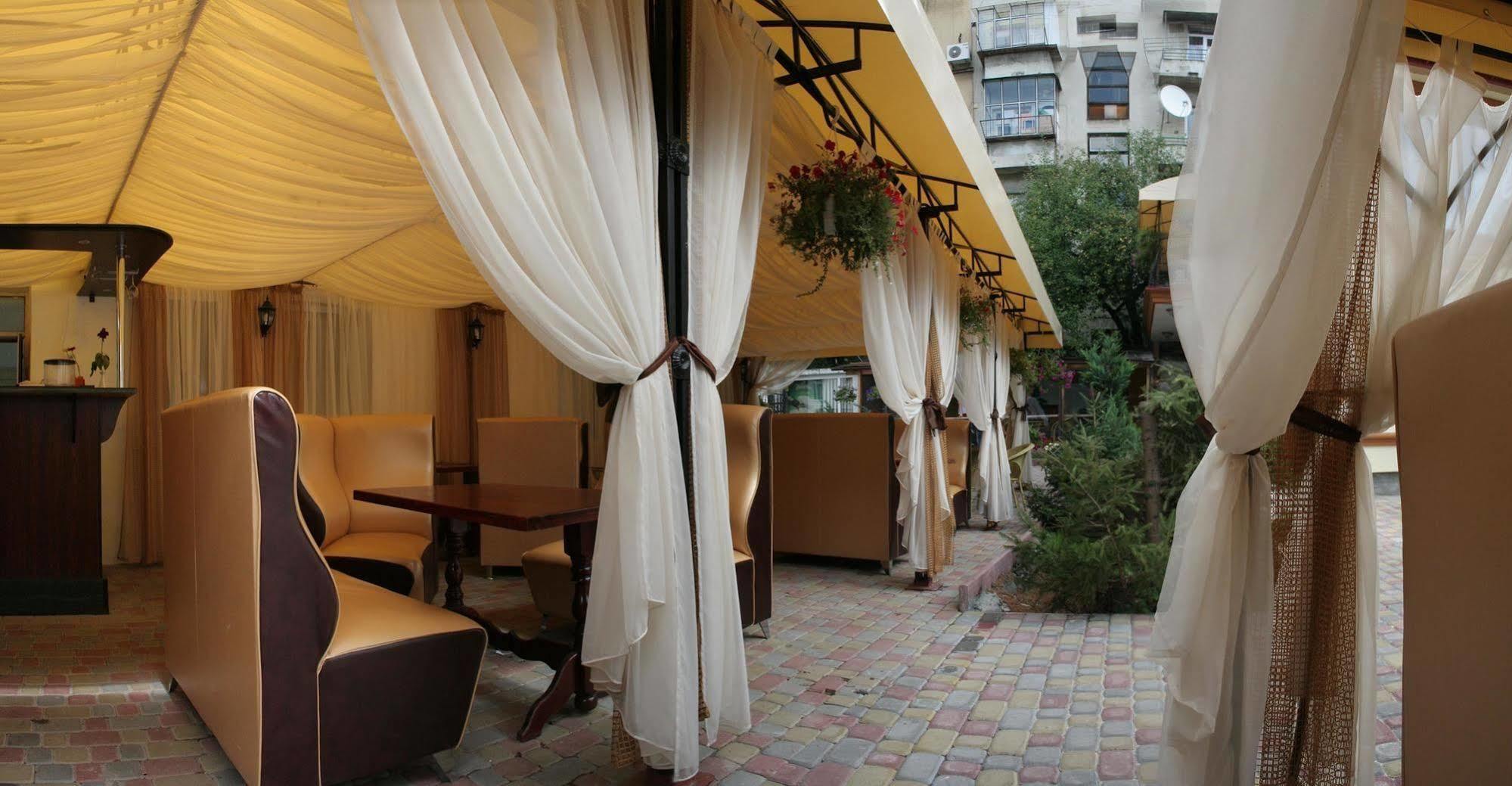 拉泰尔酒店 利沃夫 餐厅 照片
